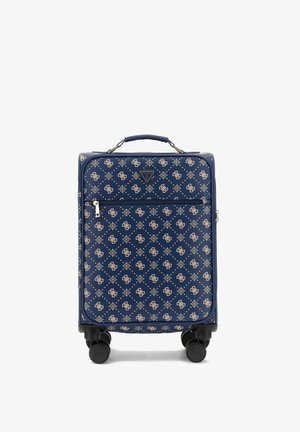 Valise souple bleu marine avec motif monogramme beige, poche avant zippée, poignée supérieure et quatre roues pivotantes noires.
