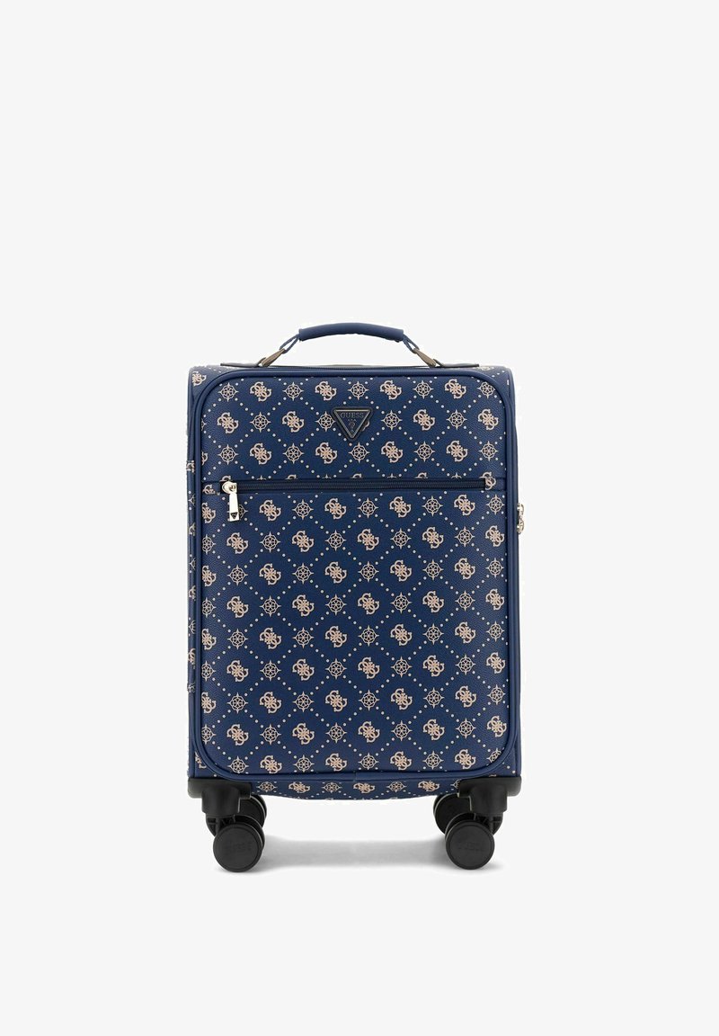 Valise souple bleu marine avec motif monogramme beige, poche avant zippée, poignée supérieure et quatre roues pivotantes noires.