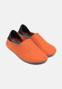 Orange filtsko med lavt snit, sorte detaljer langs hælen og en blå indersål. Flad, fleksibel sål for komfort.