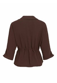 Blouse marron à manches longues avec un détail froncé à la taille et un petit col, vue de dos sur fond blanc.