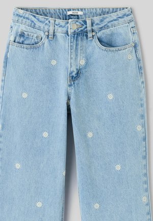 Jean en denim bleu clair à taille haute avec bouton, décoré de petits motifs de soleil blancs brodés dispersés sur le tissu.