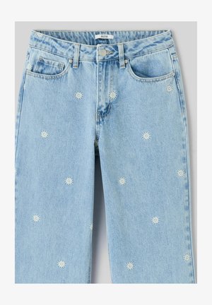 Jean en denim bleu clair à taille haute avec bouton, décoré de petits motifs de soleil blancs brodés dispersés sur le tissu.
