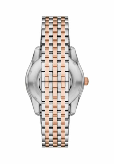 Zweifarbiges silbernes und roségoldenes Metallarmband mit geflochtenem Gliederdesign, befestigt an einem silbernen Uhrengehäuse mit roségoldener Krone.