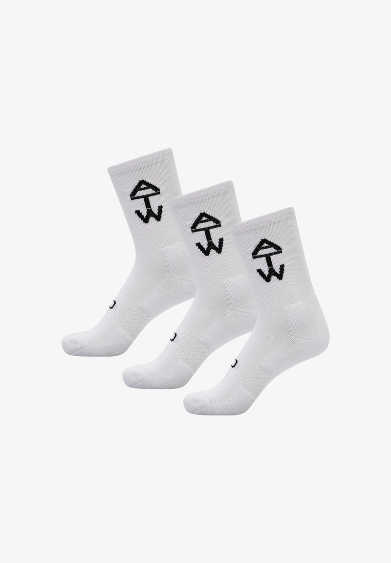Białe skarpetki bawełniane z czarnym graficznym logo na mankiecie, o prążkowanej fakturze i standardowej długości do kostek. Opakowanie zawiera trzy pary.