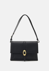 Borsa a mano in pelle nera con finitura testurizzata, pattina pieghevole e un accento in fibbia dorata. Presenta una singola tracolla regolabile.