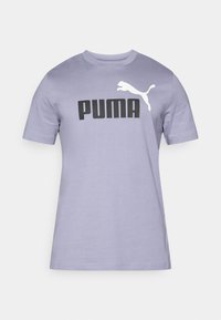 Μωβ βαμβακερό t-shirt με κοντά μανίκια, στρογγυλή λαιμόκοψη και μεγάλο μαύρο λογότυπο "PUMA" με λευκό περίγραμμα πούμα.