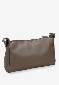 Bolso cruzado de cuero marrón con cierre de cremallera, textura suave, forma rectangular, doble sujeción de correas y un diseño minimalista.