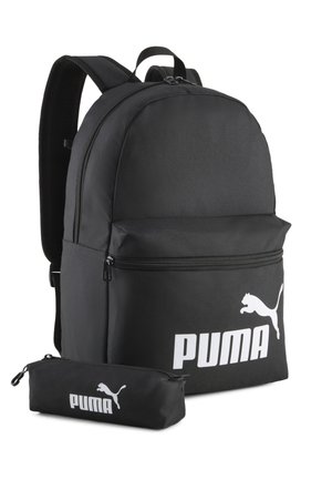 Sac à dos noir Puma avec poche avant zippée et trousse assortie, tous deux avec le logo blanc Puma et un design élégant et minimaliste.