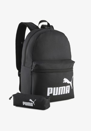 Sac à dos noir Puma avec poche avant zippée et trousse assortie, tous deux avec le logo blanc Puma et un design élégant et minimaliste.