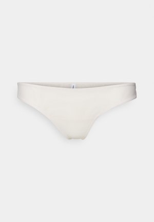 Slip bikini bianco in cotone con texture liscia, design a vita bassa e elastico minimale in vita. Assente di motivi o dettagli.