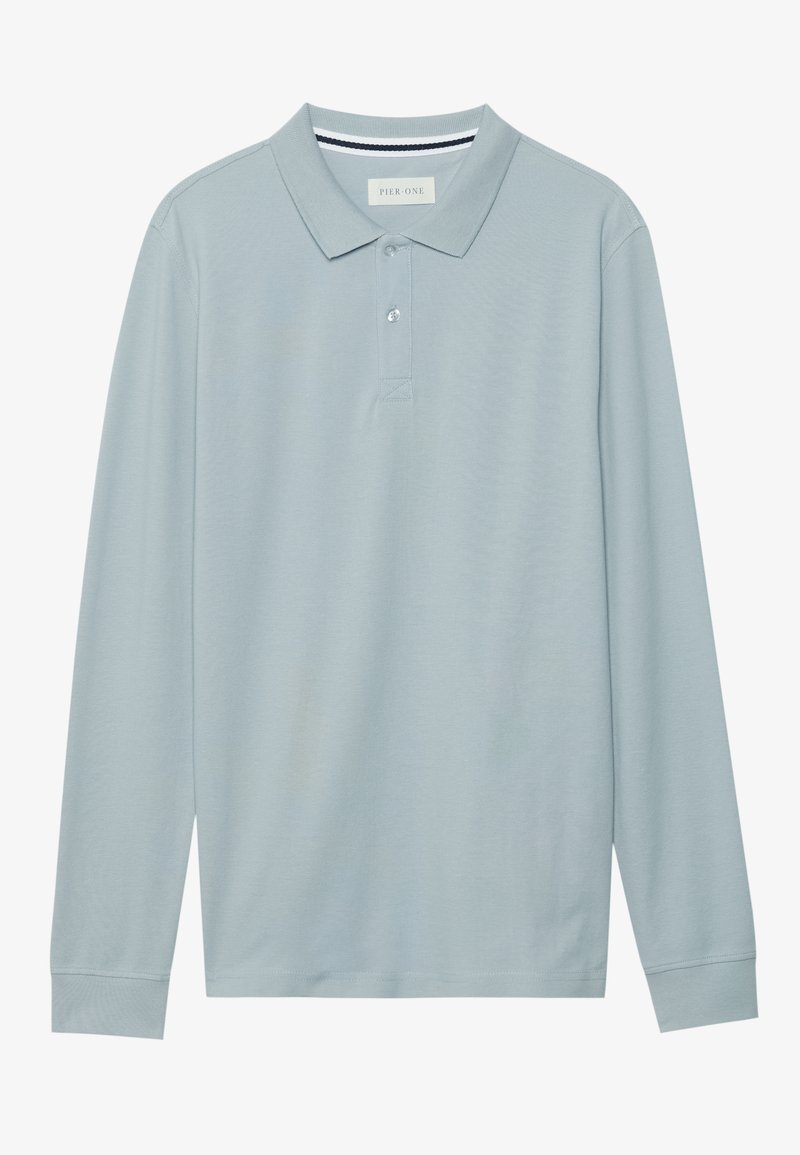 Růžový polo tričko s dlouhým rukávem ve světle modré barvě, s plochým límcem, zapínáním na tři knoflíky a jemně texturovanou látkou. Obsahuje pruhovaný vnitřní límec.