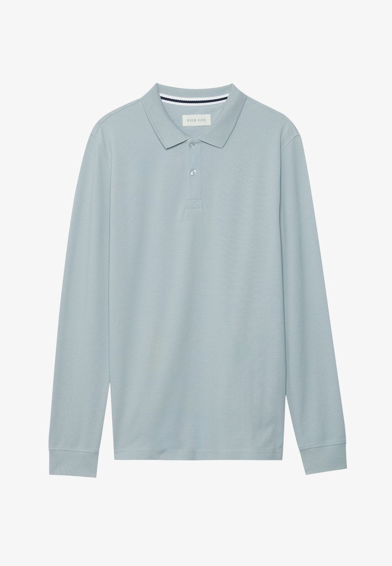 Růžový polo tričko s dlouhým rukávem ve světle modré barvě, s plochým límcem, zapínáním na tři knoflíky a jemně texturovanou látkou. Obsahuje pruhovaný vnitřní límec.
