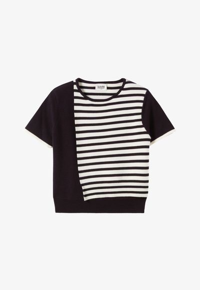 Pull court à rayures bleues marines et blanches avec des manches courtes et une section unie bleue marine contrastante d'un côté. Matière en tricot doux.