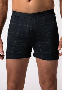 Boxer shorts a quadri neri con fascia morbida stampata "JP1880", apertura a bottoni e un tessuto in cotone liscio.