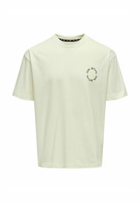 Hellgelbes T-Shirt mit kurzen Ärmeln aus Baumwolle. Verfügt über einen runden Ausschnitt und ein kleines rundes Grafikdesign auf der Brust mit Text und Akzenten.