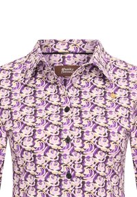 Camisa de botones púrpura con flores que presenta un collar, botones negros y una tela texturizada con un patrón de rosas repetido sobre un fondo marrón.