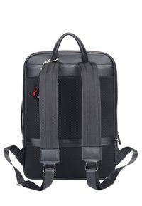 Zwarte rugzak met een mesh rugpaneel, gevoerde schouderbanden, ritssluiting en gestructureerde leren accenten. Voorzien van een lus handvat en verstelbare schouderbanden.