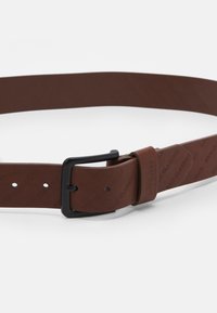 Cintura in pelle marrone con finitura opaca, dotata di una fibbia in metallo nero e logo in rilievo lungo la cinghia. Regolazioni con fori standard visibili.