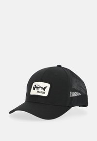 Sort baseball cap med net sider. Har et frontpatch med et fiskeskelet og ordet "SEASIDE" i hvidt på en sort baggrund.