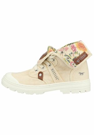 Baskets montantes en toile beige avec col floral rabattable, semelle blanche, lacets et logo "Mustang" sur le côté et le col.