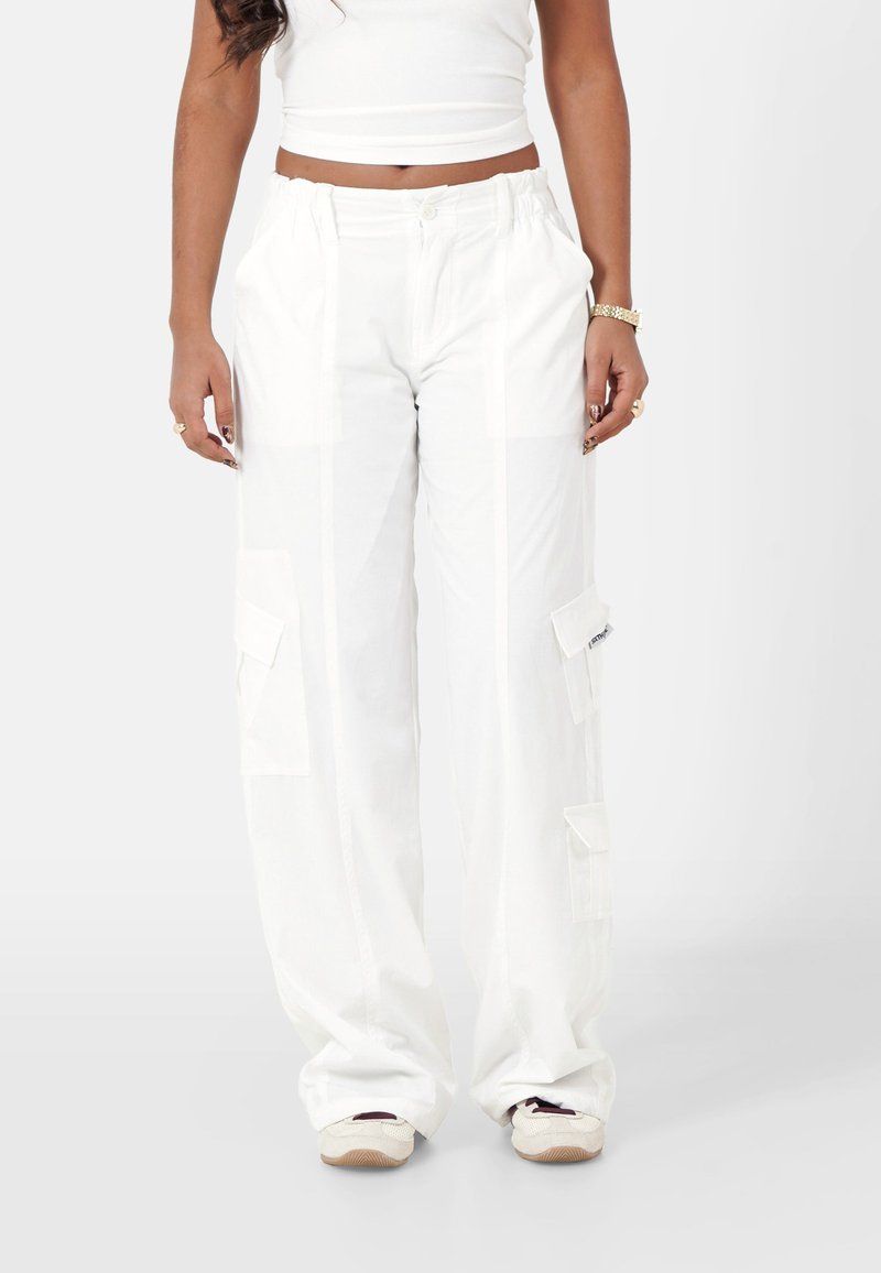 Witte cargobroek met een relaxte pasvorm, voorzien van meerdere zakken en een trekkoord in de taille. Glad materiaal met een minimale textuur.