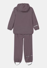 Paarse waterdichte jas en broek set, voorzien van een capuchon, elastische manchetten, reflecterende strepen en een soepele, lichte stof.