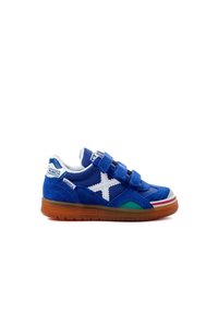Zapatillas de ante azul con logo de estrella blanca, acentos verdes y rojos, correas de Velcro y suela de goma marrón. Presenta un tejido texturizado y costuras cosidas.