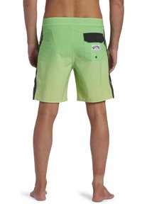 Shorts de bain dégradés verts avec panneaux latéraux noirs, poche arrière à rabat et détail de logo. Fabriqués en tissu léger et à séchage rapide.