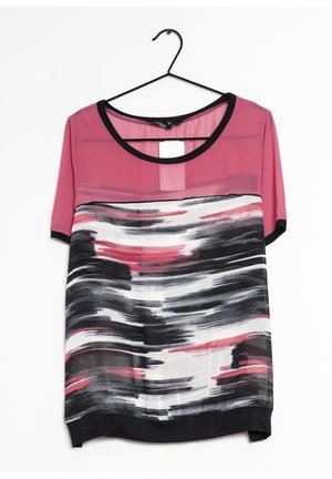 Kurzärmlige Bluse mit einem durchsichtigen rosafarbenen Oberteil und schwarzem Saum, das ein gewagtes abstraktes Muster in Pink, Weiß und Schwarz im unteren Bereich aufweist.