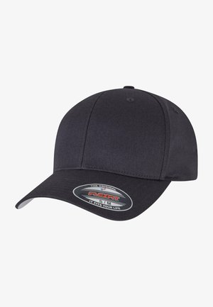 Gorra flexfit negra con corona redondeada y visera curva; presenta una pegatina del logo en la parte frontal que muestra los detalles de la marca.