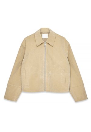 Béžová semišová bunda s špicatým golierom, predným zipsom, dlhými rukávmi a vertikálnymi bočnými vreckami, položená na bielej ploche.