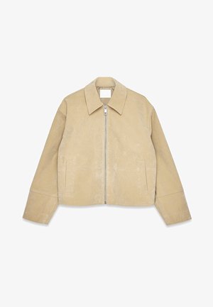 Beige leren jas van suede met puntige kraag, ritssluiting aan de voorkant, lange mouwen en verticale zijzakken, plat gelegd op een witte achtergrond.