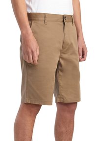 Khaki shorts lavet af robust bomuldsstof, med flad front, bæltestropper og en enkelt knaplukning. Glat tekstur og knælængde design.