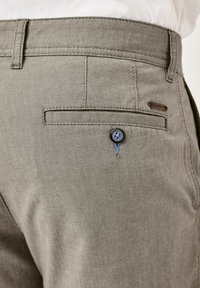 Grau strukturierte Hose mit einer Gesäßtasche und einem marineblauen Knopf, subtilen braunen Akzenten und geradem Schnitt.