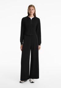 OYSHO SOFT-TOUCH WIDE LEG SIDE-PLEATED - Pantaloni - black