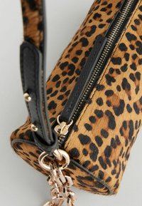 Next ANA BARREL - REGULAR FIT - Geantă crossbody - animal
