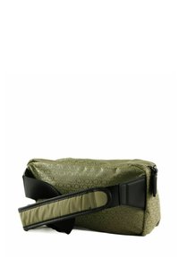 Sac vert à motif en nylon avec fermeture éclair, doté d'une bandoulière noire amovible et d'une texture lisse. Forme rectangulaire compacte.