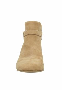 Tan suède enkellaarsjes met een ronde neus, voorzien van een smalle enkelriem en een gladde textuur. Eenvoudig ontwerp, zonder zichtbare patronen of hardware.