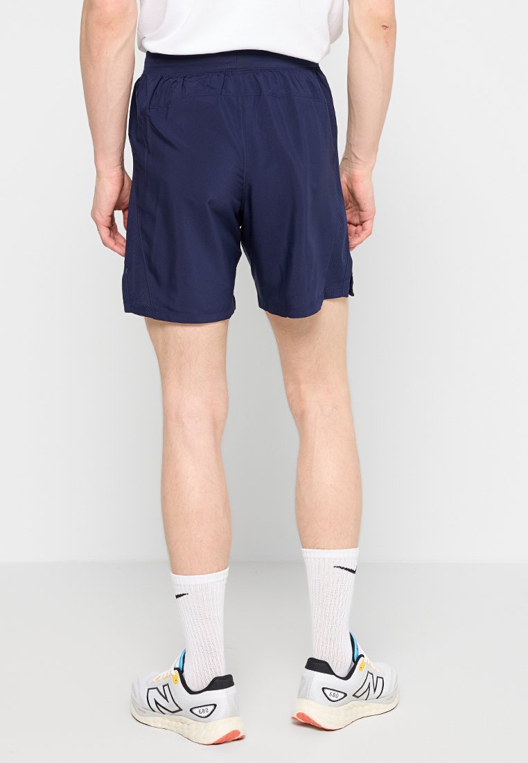 Los pantalones cortos deportivos de color azul marino tienen una cintura elástica, son de longitud por encima de la rodilla y están hechos de una tela suave. Se llevan con calcetines blancos hasta la mitad de la pantorrilla y zapatillas deportivas.