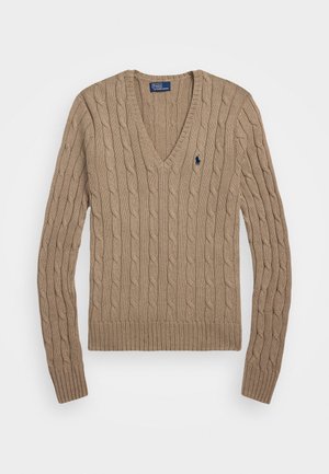 Beige kabelstrikkegenser med v-hals, ribbet kant og lange ermer. Har en liten logo på brystet.