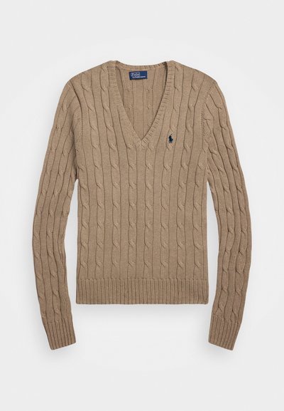 Beige pletený svetr s v-výstřihem, žebrovaným lemem a dlouhými rukávy. Na hrudi se nachází malé logo.