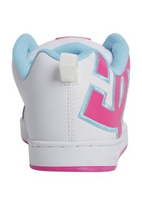 Fehér sneaker rózsaszín és világoskék részletekkel, párnázott nyakkal, texturált felülettel és nagy logóval a saroknál.