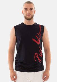 Schwarzes ärmelloses T-Shirt mit einem geschwungenen roten Grafiktextdesign "Pic" auf der Vorderseite. Hergestellt aus glattem Stoff und mit einem runden Ausschnitt.