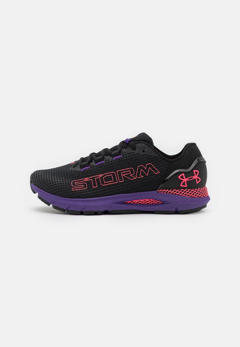 Chaussure de running Under Armour noire et violette avec des accents roses, texte "STORM" et design à lacets sur fond blanc uni.