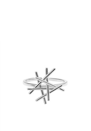 Bague en argent au design moderne avec six fines barres métalliques intersectées formant un groupe géométrique sur une simple bague.