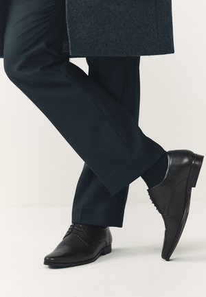 Next REGULAR FIT - EMBOSSED DERBY  - Elegantné šnurovačky - black
