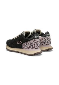 Sneaker in suede nero con dettagli in stampa leopardata rosa, pannelli testurizzati e suola color crema. Presenta un logo triangolare e lacci. Il retro è marchiato.