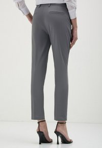Calliope CAPRI IN - Chino - grigio