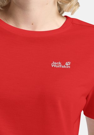 Maglietta rossa a maniche corte realizzata in tessuto liscio. Presenta un logo bianco di "Jack Wolfskin" sul lato sinistro. Scollo rotondo.