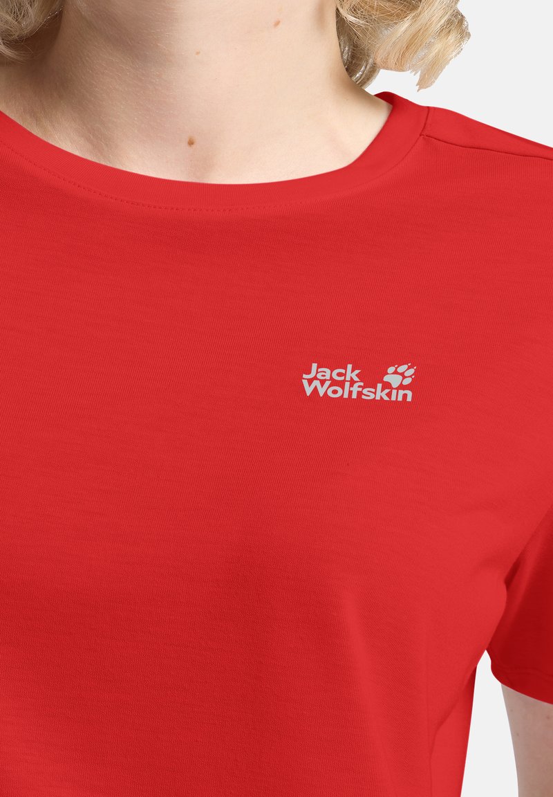T-shirt rouge à manches courtes en tissu lisse. Présente un logo blanc "Jack Wolfskin" sur le côté gauche. Col rond.